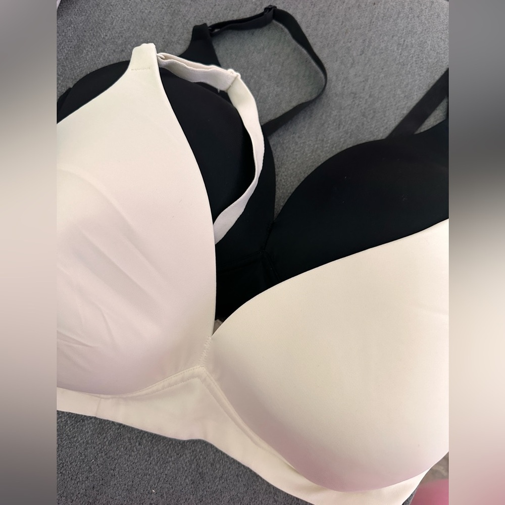 Set of 2 Olga bras plus size 40D like new